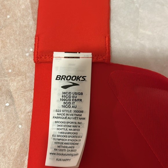 Brooks - Picture 6 of 6